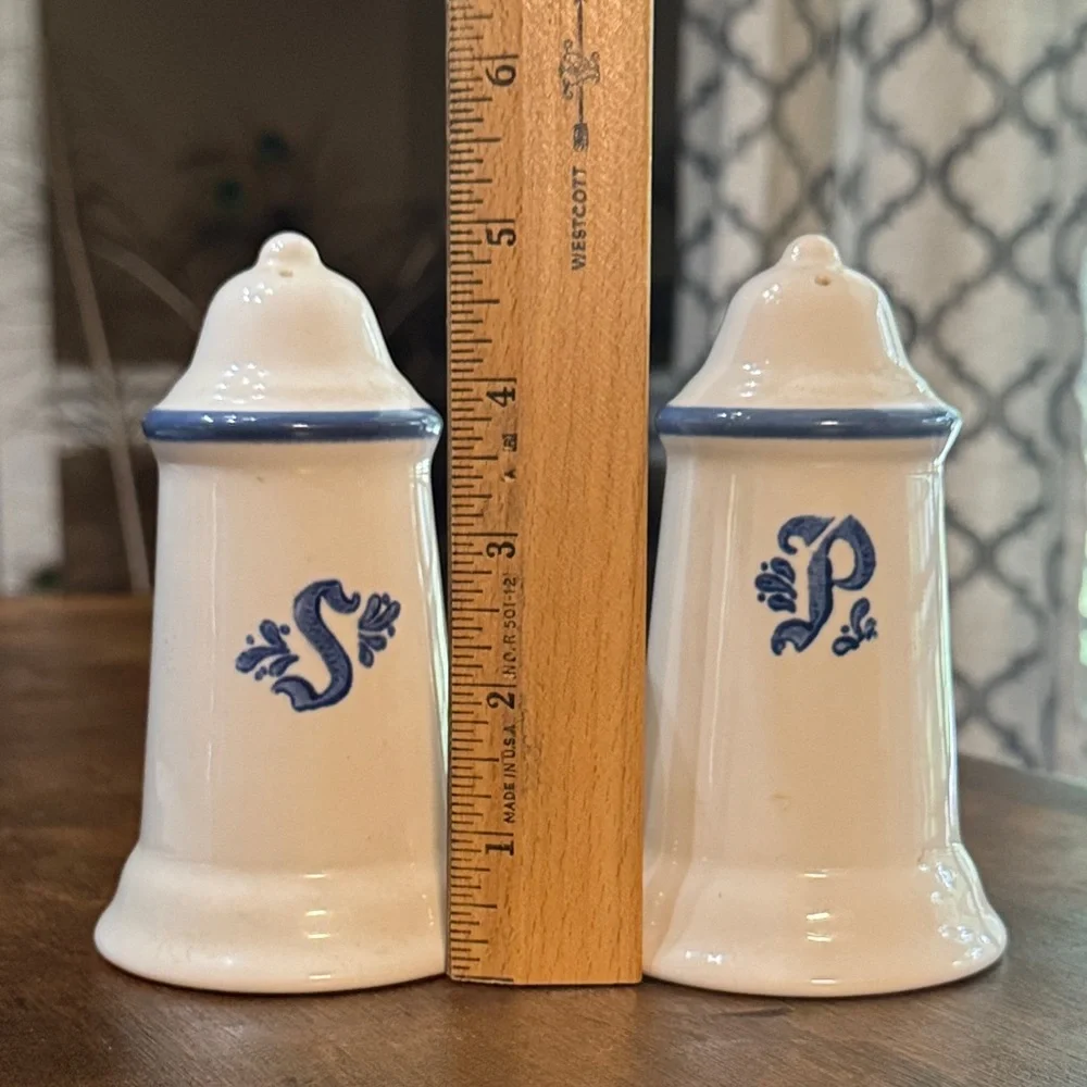 Pfaltzgraff Yorktowne salt and pepper shaker set - Picture 9 of 10